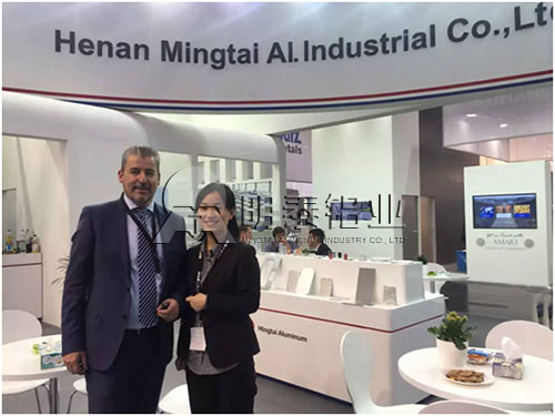 尊龙凯时员工在德国铝工业展会与客户合影